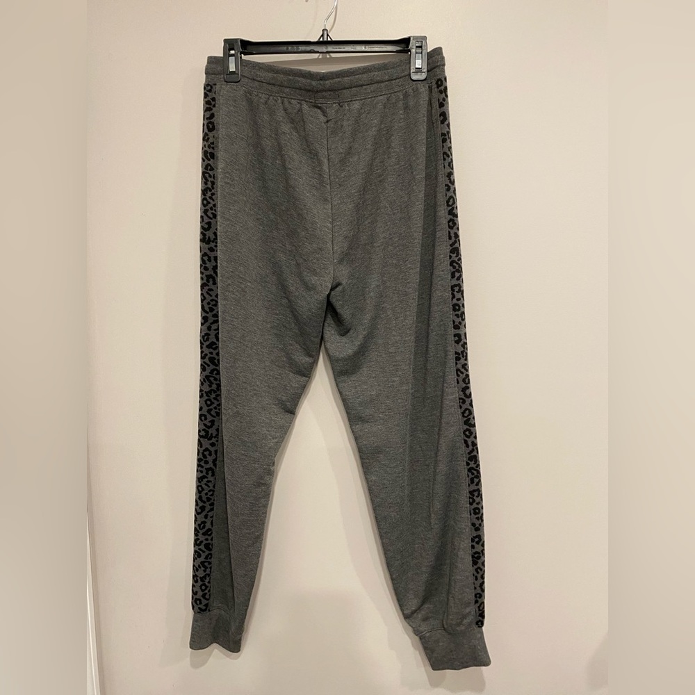 •2/$40• Splendid 2-Piece Pajama Lounge Set Animal Print - Picture 7 of 7